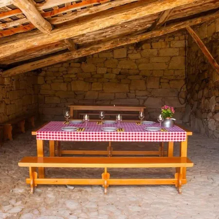 Dom wakacyjny Appealing Holiday In Carrazeda De Ansia With Terrace Tralhariz