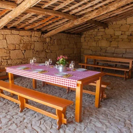 Dom wakacyjny Appealing Holiday In Carrazeda De Ansia With Terrace Tralhariz